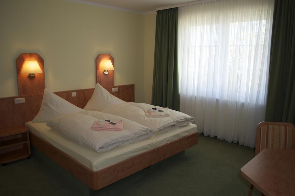 Gasthof & Pension Zum Himmel Rubenow Room photo